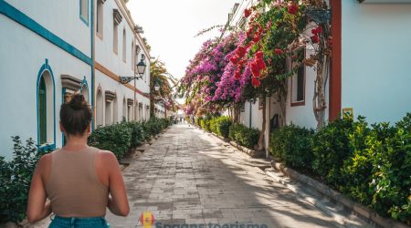 Jonge toerist wandelt door een pittoresk dorpje op Gran Canaria
