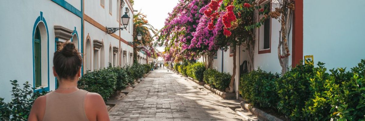 Jonge toerist wandelt door een pittoresk dorpje op Gran Canaria